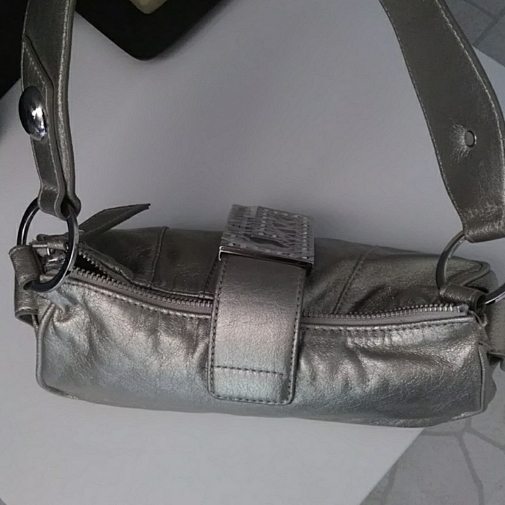 NWOT Guess Handbag. - Picture 3 of 7